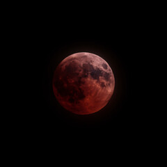 Fototapeta premium Blood Moon Eclipse Floating in Vast Negative Space with Subtle Atmospheric Glow