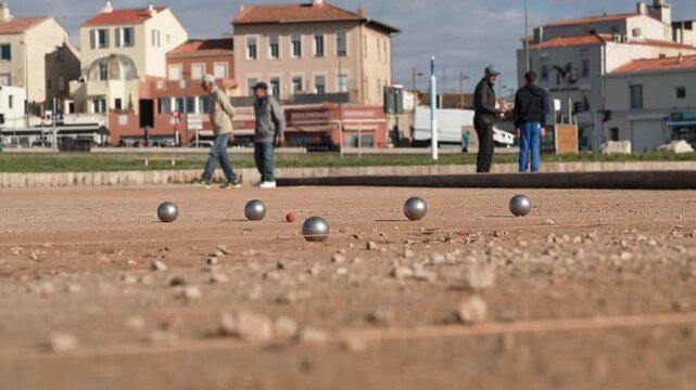 Gros plan sur des boules de P&eacute;tanque, fameux jeux de boules Marseillais - Marseille mondial de la p&eacute;tanque - Vid&eacute;o ralentie 4k	
