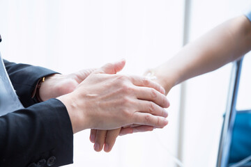 Obraz premium Close up of Caucasian female doctor holding patient hand with intravenous line attached in hospital bed, offering comfort and reassurance during inpatient treatment