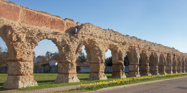 Ruines d'un aqueduc pr&egrave;s de Chaponost (Rh&ocirc;ne)