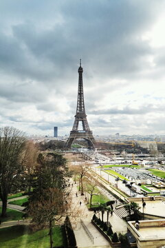 Tour Eiffel par temps nuageux