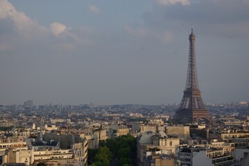 Obraz premium Eiffel Tower Over Paris Skyline at Golden Hour