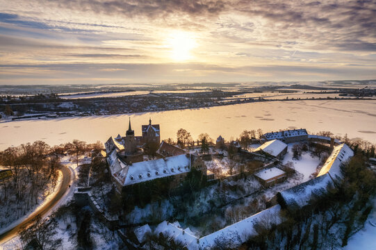 Schloss Seeburg im Winter bei zugefrorenem S&uuml;&szlig;en See