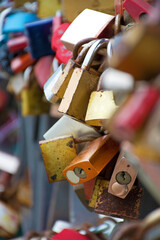 Bunte Vorhängeschlösser an einer Brücke. Symbol für Liebe