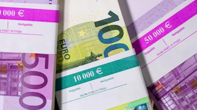 Viele Euro Banknoten und Geldscheine rotieren im B&uuml;ndel