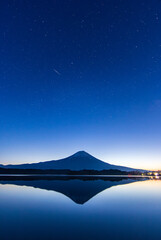 田貫湖の夜明けの空に流れ星