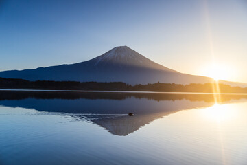 田貫湖から見た夜明けの富士山