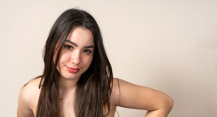Naklejka premium Young woman showing beauty and natural style