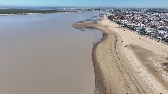 Desembocadura del r&iacute;o Guadalquivir en la playa de Bajo de Gu&iacute;a en Sanl&uacute;car de Barrameda, Andaluc&iacute;a	