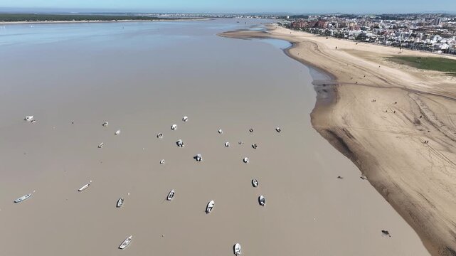 Desembocadura del r&iacute;o Guadalquivir en la playa de Bajo de Gu&iacute;a en Sanl&uacute;car de Barrameda, Andaluc&iacute;a	