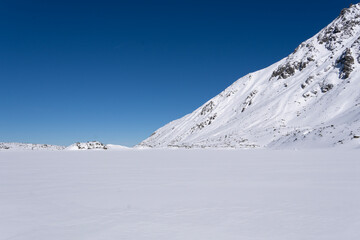 Obraz premium Czarny Staw Gasienicowy lake in Gasienicowa Dolina mountain valley in winter in Tatra Mountains, Poland 