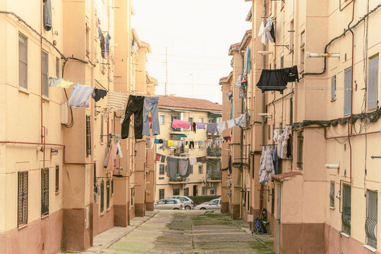 Zona residencial de la ciudad con ropas colgadas