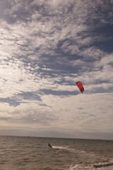 에메랄드빛 바다 위에서 시원하게 바람을 가르며 카이트 서핑을 즐기는 역동적인 해양 스포츠 풍경
