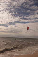 에메랄드빛 바다 위에서 시원하게 바람을 가르며 카이트 서핑을 즐기는 역동적인 해양 스포츠 풍경
