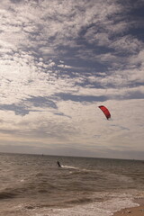 에메랄드빛 바다 위에서 시원하게 바람을 가르며 카이트 서핑을 즐기는 역동적인 해양 스포츠 풍경
