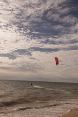 에메랄드빛 바다 위에서 시원하게 바람을 가르며 카이트 서핑을 즐기는 역동적인 해양 스포츠 풍경
