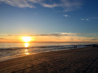 Fototapeta premium Beautiful sunset over the calm ocean beach at dusk