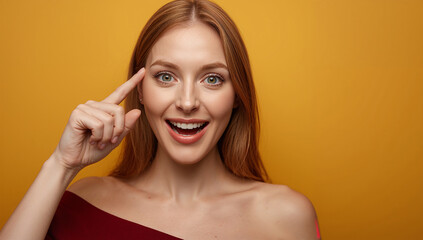 Fototapeta premium 欧州人の女性20代が指を立て驚きとひらめきを伝えるポートレート
