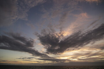 푸른 하늘 위로 펼쳐진 기하학적이고 특이한 형태의 구름과 신비로운 기상 현상 풍경
