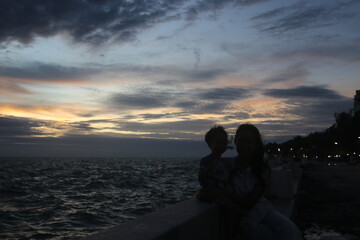 푸른 하늘 위로 펼쳐진 기하학적이고 특이한 형태의 구름과 신비로운 기상 현상 풍경
