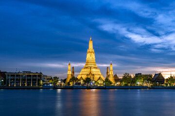 Naklejka premium Pagoda at Wat Arun, a royal temple at Chaopraya river in the evening, Bangkok, Thailand.