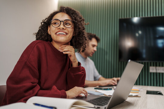 Selfassured Woman Offers Constructive Advice To Teammate In Professional Meeting Environment