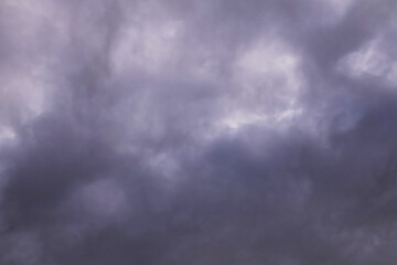 Fototapeta premium Cloudy purple sky filled with dramatic clouds. Atmospheric scene with soft gradients and moody tones, capturing the beauty of weather, twilight light and natural sky texture.