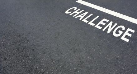 右上の停止線とCHALLENGEの文字。左側と下部に広い余白があるアスファルト道路背景。ビジネスの開始。