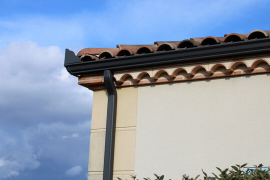 Goutti&egrave;re aluminium noir rectangulaire et descente de goutti&egrave;re couleur noir sur la fa&ccedil;ade de la maison
