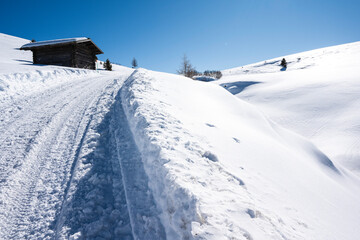 Winterwanderweg auf der Seiser Alm im  Gebiet von Puflatsch