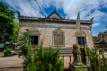 Obraz premium Ornate Buddhist temple building with carved facade in Cambodia