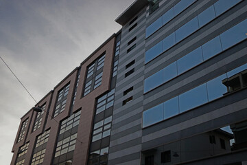 Obraz premium Modern office building exterior with glass facade