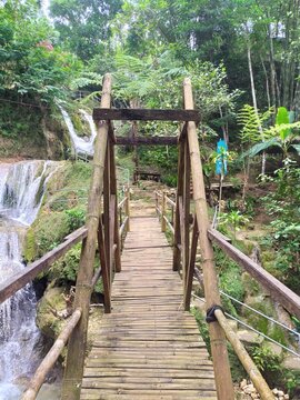 Jembatan dari bambu di atas sungai