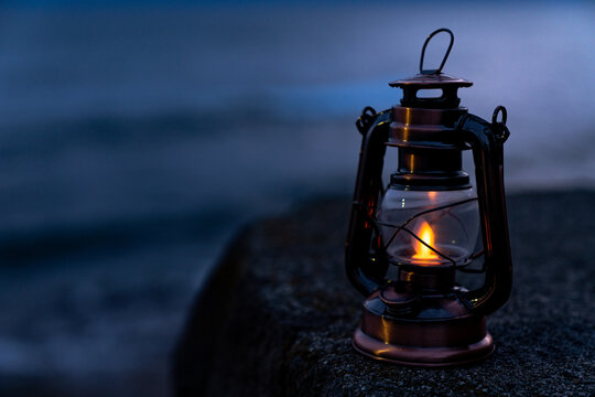 海の近くに置かれたアンティークランタン