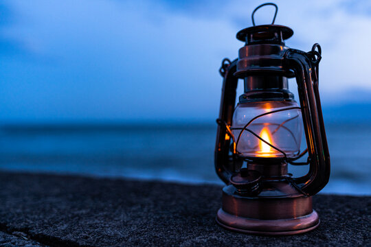 海の近くに置かれたアンティークランタン