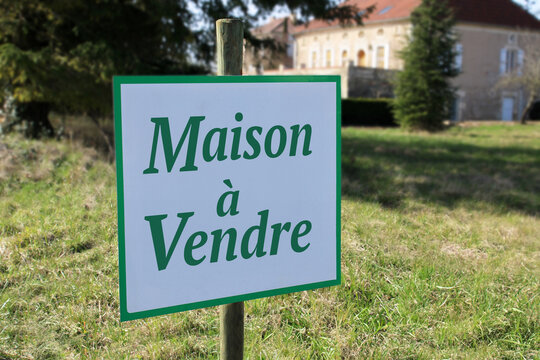 Pancarte, panneau maison &agrave; vendre arri&egrave;re-plan sur le jardin et la maison sous le ciel bleu