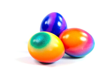 Ostereier vor weißem Hintergrund