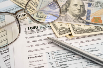Obraz premium Tax form 1040 U.S. Individual Income Tax Return and bitcoin, business finance, Digital currency, Virtual cryptocurrency.