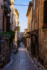 Fototapeta premium Dans les rues du village médiéval de Tourrettes-sur-Loup, capitale de la Violette, sur la Côte d'Azur en France