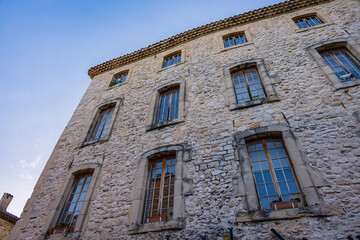 Obraz premium La Mairie du village médiéval de Tourrettes-sur-Loup, capitale de la Violette, sur la Côte d'Azur en France