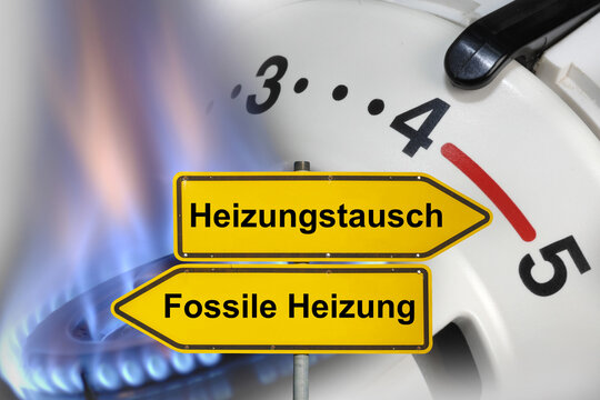 Der Thermostat einer Heizung mit Gasflamme und zwei Wegweiser mit der Aufschrift Heizungstausch und Fossile Heizung als Symbolbild f&uuml;r Reformen im Heizungsgesetz - FOTOMONTAGE