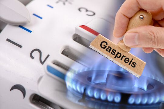 Der Thermostat einer Heizung mit einer Gasflamme als Symbolbild f&uuml;r Energiewende und teuren Gaspreis in den Nebenkosten - FOTOMONTAGE