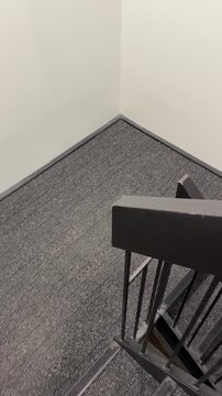 Escalier int&eacute;rieur dans un b&acirc;timent commercial. Cage d'escalier int&eacute;rieure, sortie de secours.