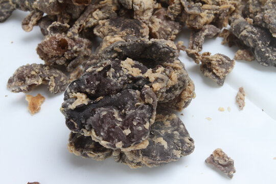 close up of a keripik paru on a white background
