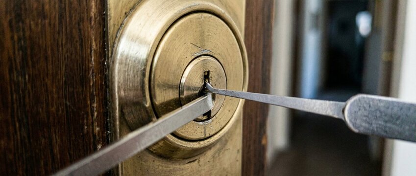 Lock Cylinder Being Manipulated with Lockpick Tools During Simulate