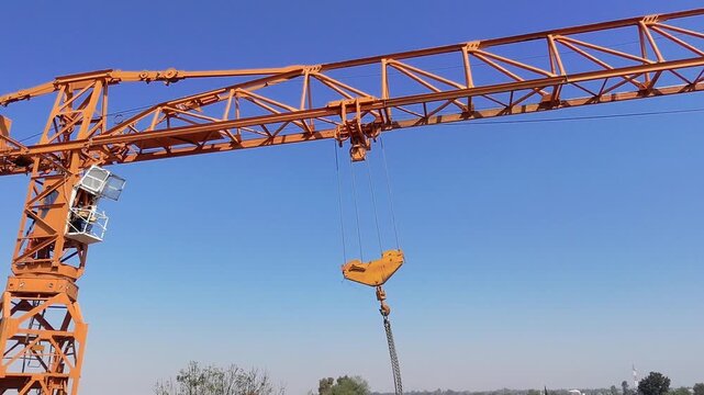 Seguimiento a&eacute;reo de carro de distribuci&oacute;n en flecha de gr&uacute;a torre