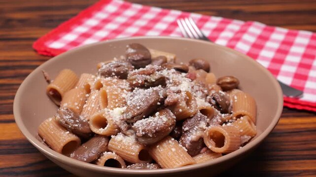 prendere una forchettata di pasta con le fave per mangiare