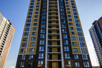 Naklejka premium Modern residential apartment building with colorful facade and balconies