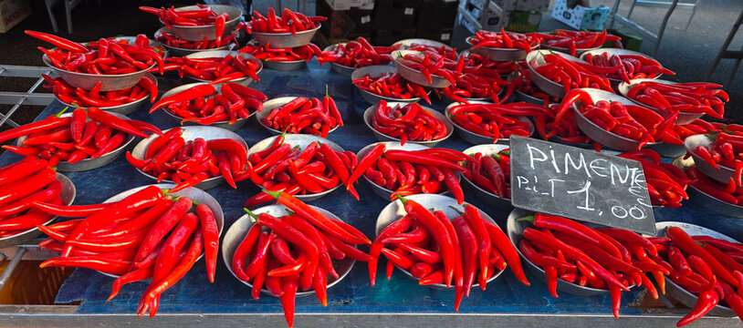 &Eacute;tal de piments rouge sur un march&eacute;
