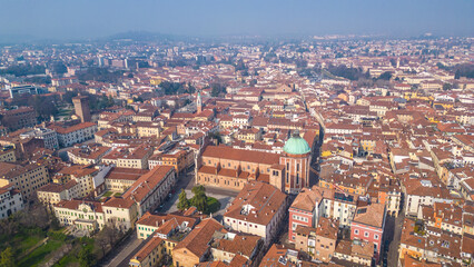 Obraz premium An aerial view of Vicenza, Italy, showcasing its historic city center, terracotta rooftops, and the iconic Basilica Palladiana under a clear winter sky. UNESCO World Heritage site.